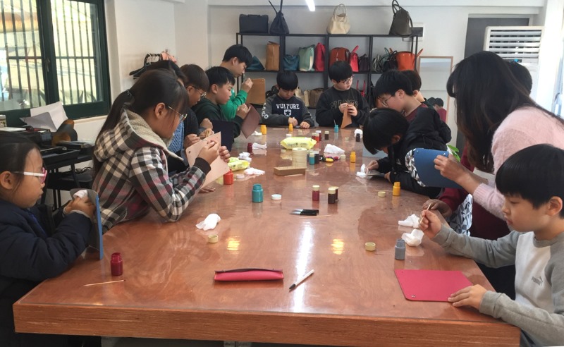 구로형 온종일 돌봄센터 참여기관 마중물도서관 가죽필통만들기 체험.jpg