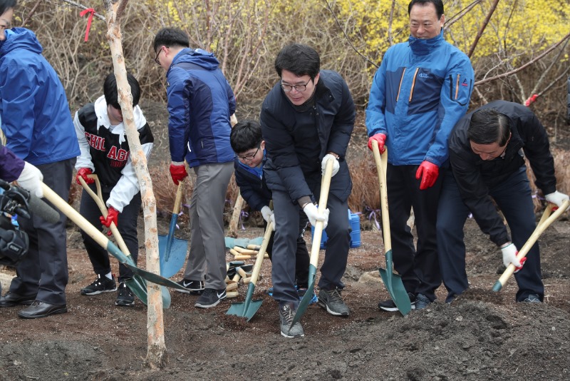 성동구 식목일 나무심기 행사 열어.JPG