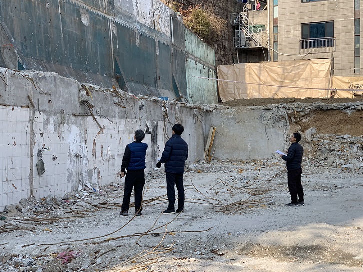 지난해 봄 지역건축안전센터 전문가 점검반이 공사장 안전점검을 실시했다 .JPG