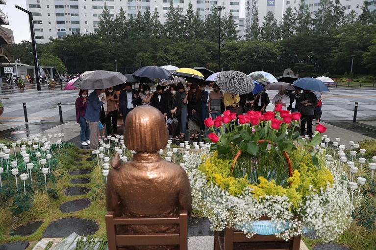 소녀상 3주년 기념행사에서 묵념하는 참석자들.jpg
