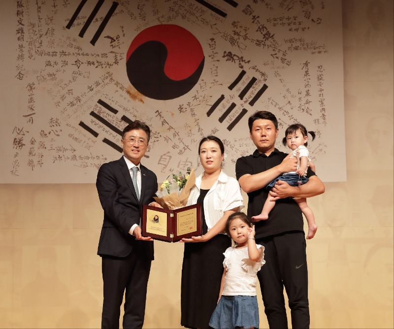 0812 법무부 독립유공자 후손 국적증서 수여식 사진 2.jpg