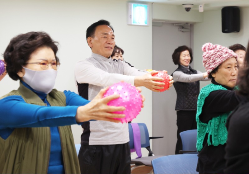 0102강남구청(사진1) 보도 260102 구청장 선정시니어센터 방문.JPG